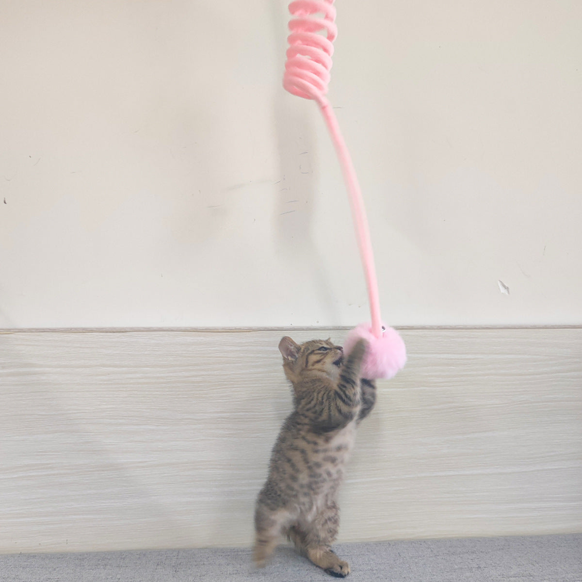 Interaktives Katzen-Spielzeug mit Feder